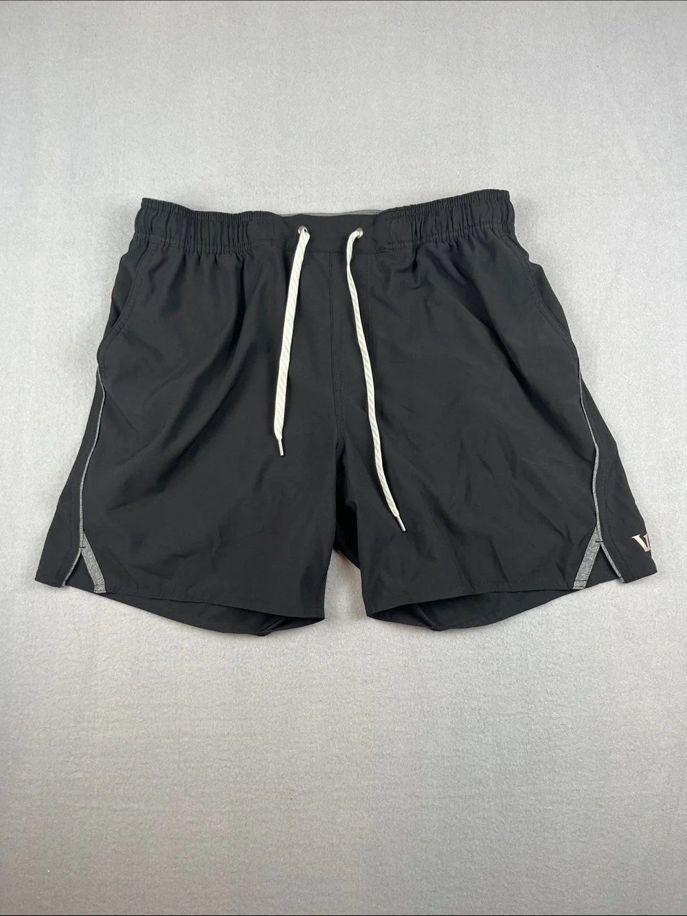 Vuori Trail Shorts 2.0 in Black/grey Size: medium